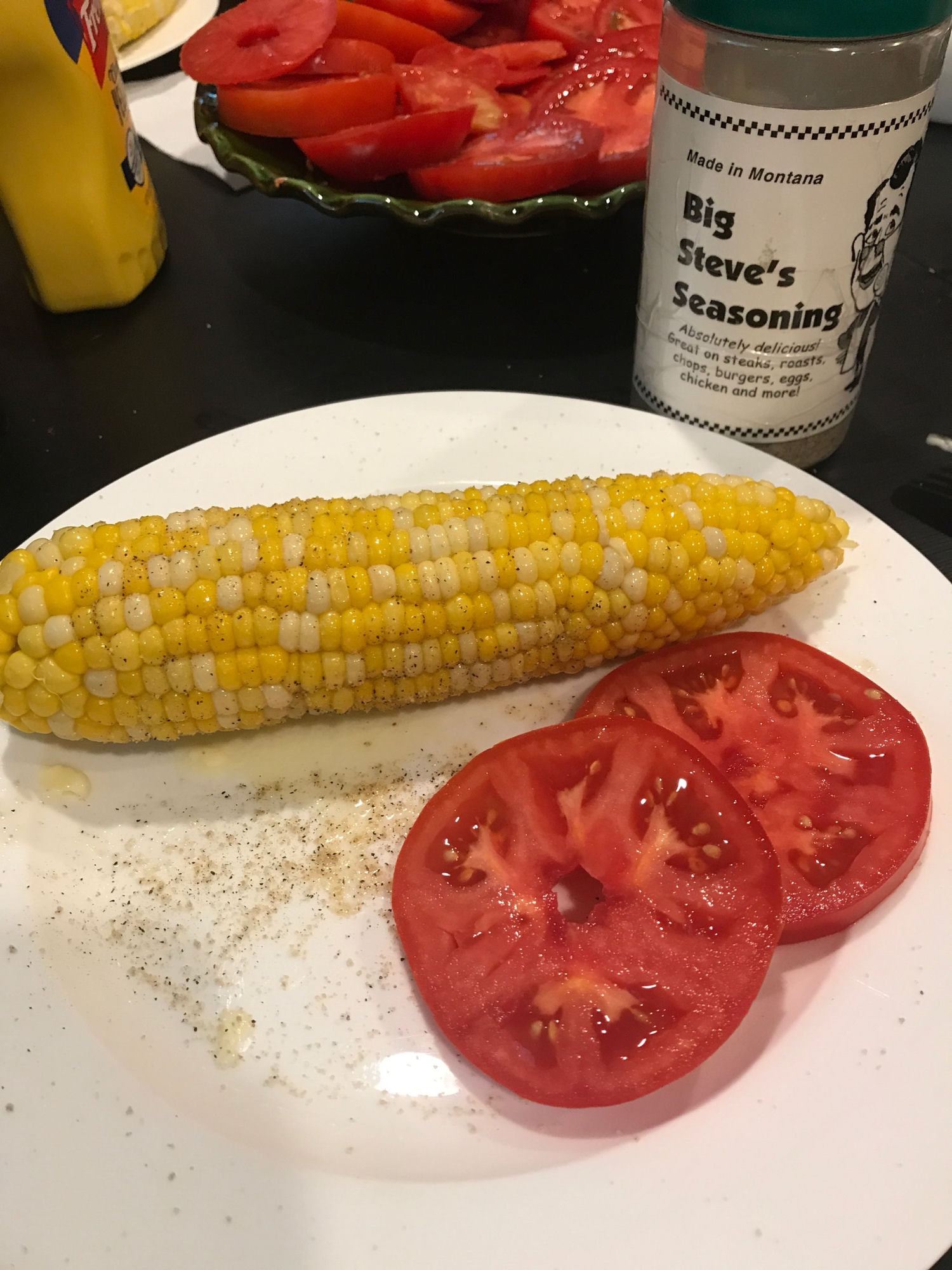 Corn on the cob and tomatoes with seasoning